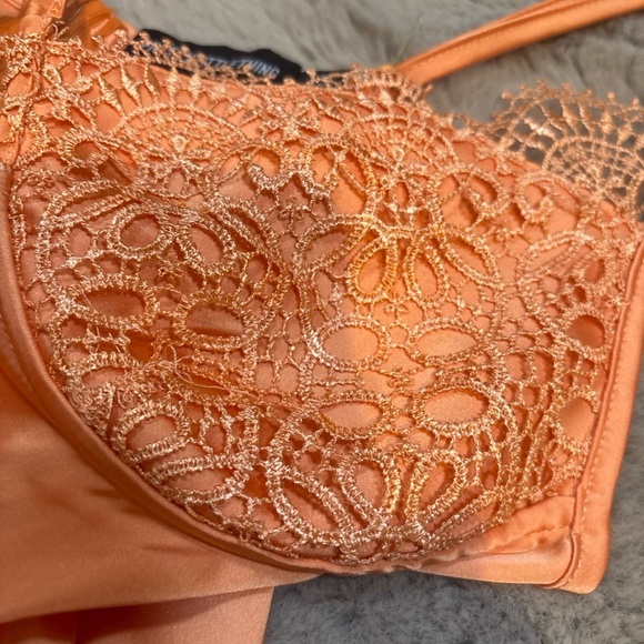 PrettyLittleThing Vibrant Orange Lace Detail Top - Picture 2 of 4